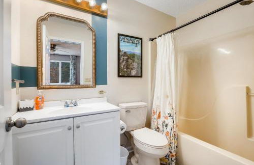 Adventure Hub Hot Tub, Near Waterpark Ski & Golf - Foto 24