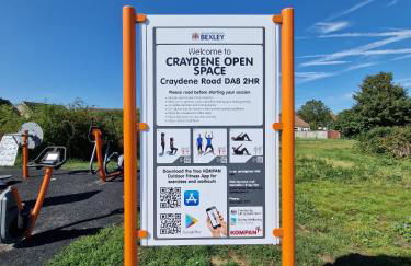 Lovely 4 bed house with patio & bbq - Photo 24