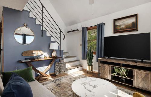 Cozy cabin w hot tub fire pit & ski access - Foto 10