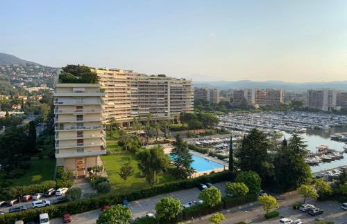 Cannes Marina Résidence Le Surcouf - Studio de 28m2 au 10ème étage avec piscine, terrasse, parking, vue montagne et port : Mandelieu-La Napoule - Foto 7