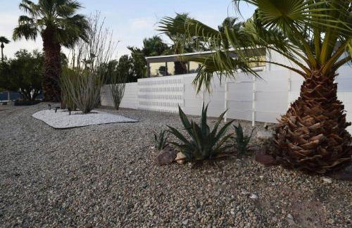 Live the Mid Mod Life at Mariposa Palms - Foto 33