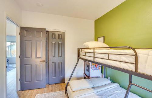 Charming Bend Home with Porch and Yard Great Location - Foto 17