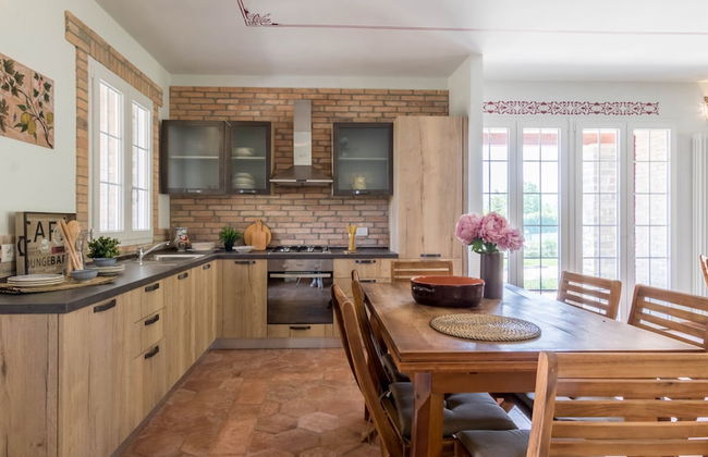 JOIVY Superb Villa For 7 W/Backyard And Bbq Area In Vaccarezza - Foto 16