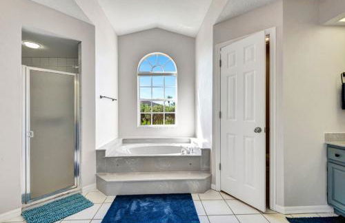 Spacious Canal-View Home with Pool and Game Room - Foto 50