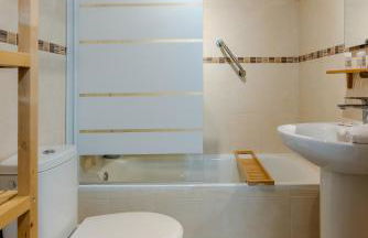 WintowinRentals Modern Apartment with Private Indoor Patio in Málaga - Foto 23