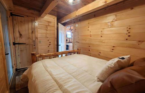 Luminous Cabin near Tappan Lake with Hot-Tub, BBQ and Deck in Ohio - Foto 21