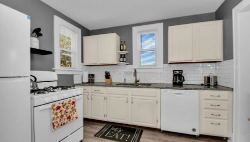 A-Frame Charmer in Town, Newly Renovated - Foto 5, stove