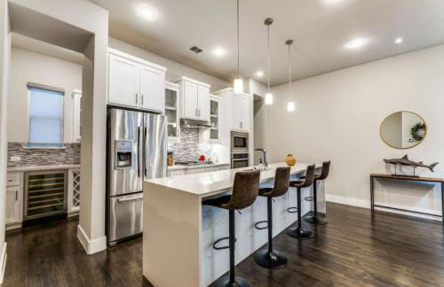 Cozy 3BR Luxury Townhome Near Uptown Skyline WFH Friendly - Foto 1