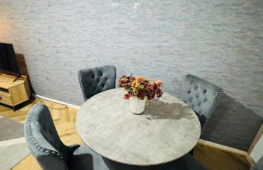 Luxury 2-Bed Apartment,Office with Built-In TV King Bed, Private Entrance and free Parking - Foto 40