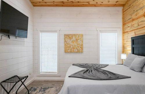 Diamond Cabin w/ jet shower & secluded back deck! - Foto 47