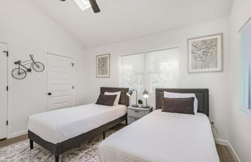 Oak Forest Retreat Sleeps 13 Near Heights - Foto 6