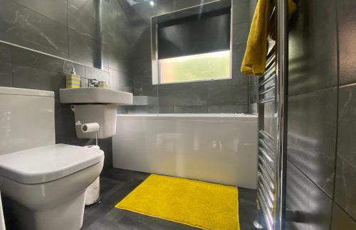 Modern 3 Bedroom Holiday Home -Jaquzzi Bath -Private Parking-suitable for contractors - Free WiFi - Foto 18