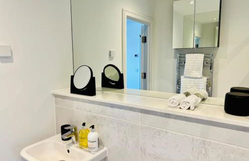 Luxury 2 Bed Apartment - River Views - Parking - Photo 10