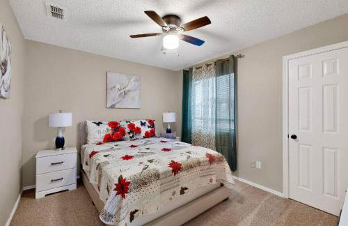 Newly updated 5BR/2.5BA w/pool sleep 16 ppl• - Photo 26