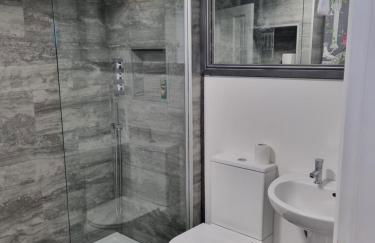 Beautiful Ground floor flat in the Heart of Rochester with balcony mobility friendly - Photo 12