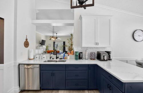 Lakefront 4-Bedroom Home with Pool - Foto 8