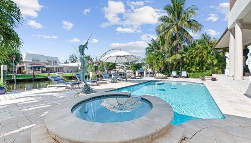 Near the Beach • Pool & Jacuzzi • Waterfront Villa - Foto 2