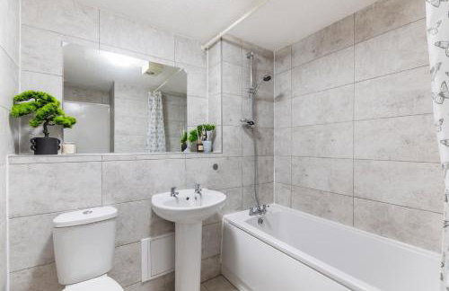 House - Sleeps up to 10 & Free Parking - Foto 19