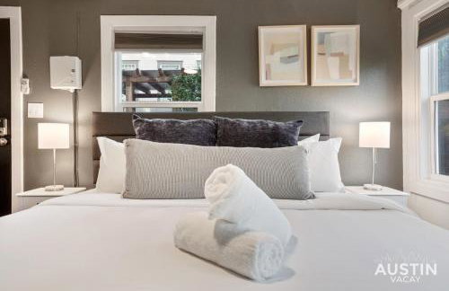 Prime Location w King Accommodations Near Downtown - Foto 9