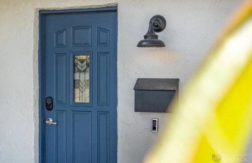 Adorable Dog Friendly Home with Fenced Yard, Office, STEPS to Canal & Hospital! - Foto 7