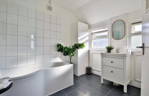 Beautifully Designed Flat with Full Amenities - Photo 44