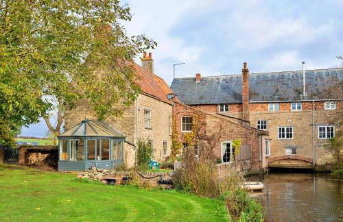 Finest Retreats - Islip Mill House - Beautiful Riverside Home - Photo 29