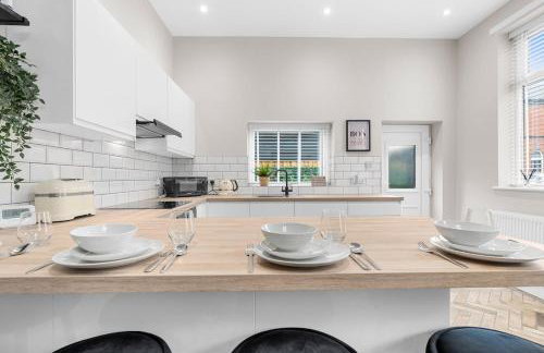 Modern 3 Bedroom house, short walk to train station and town centre, close to Manchester Airport and PLouise - Photo 4