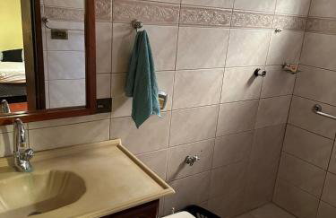 Casa inteira - ótima localização - Foto 2