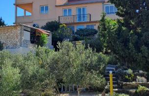 Apartments-Estate under the Paintbrush - Photo 10