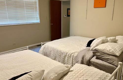 Designer Themed 4 Bedroom in Best Location with Patio and Fireplace - Foto 24