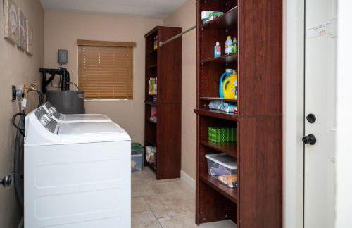 Charming Beach House w/Private Pool Paradise~WALK TO BEACH - Foto 28