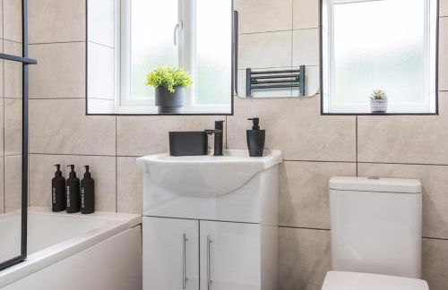 4 Bed Home sleeps 7 close to Cheshire Oaks Princes Rd - Photo 6