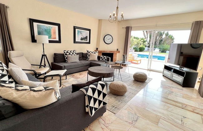 Villa Scenic with Private Pool- Sleeps 8 - Photo 2