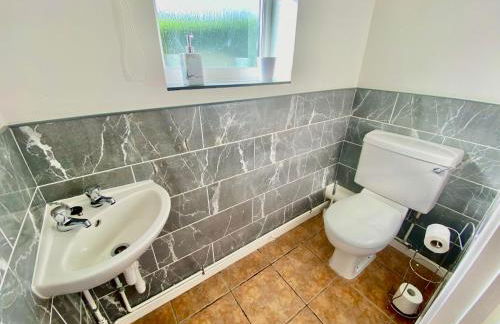 Your Leominster Base - 3BR Home with Garden & Parking - Foto 28