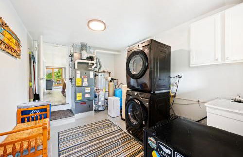 Yorita Manor - Lake Front Getaway! Dogs, Fire Pit & Deck - Photo 14