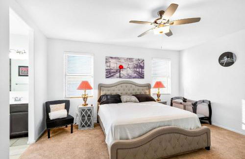 Tropical Desert Oasis Phoenix 5BR 3Bath with Outdoor Tiki Bar & BBQ - Photo 13