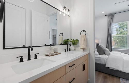 2 Luxury Homes in 1 - Walk to Nightlife & Stadiums - Foto 34