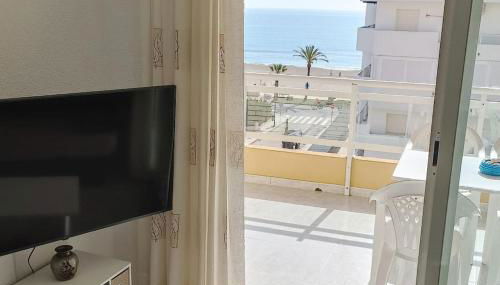 Apartamento céntrico en la playa con piscina. - Foto 5