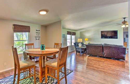 Lakefront Retreat with Pier, Bar Hut and Fireplace! - Foto 6