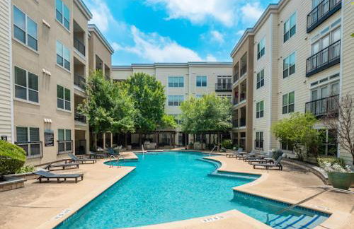 Prime SoCo King Bed 1BR & 2BR Suites w Gym, Pickleball, Laundry - Photo 1