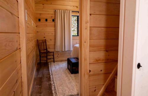 Cozy Log Cabin with a Hot Tub near Seneca Rocks, West Virginia - Perfect for a Romantic Glamping Getaway to the Mountains - Foto 10