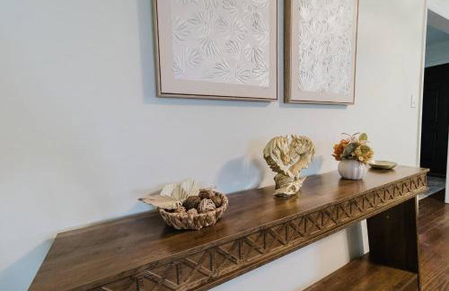 Exclusive Lux Home Near Town • Game Rm • Gym • 4BR - Photo 20