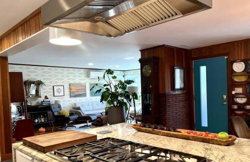 Swanky Midcentury Ranch - Foto 8