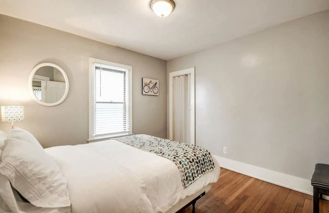 Shiny and Comfortable Oakland House 3 car Driveway - Photo 19