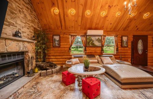 Stunning! Pocono Escape! HotTub Sauna Pool Ski Pet-Friendly Firepit Game Room Fireplace BBQ Lakes Tennis Fishing - Foto 24