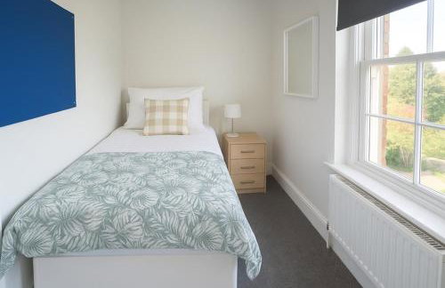 Bright 2-Bed Top Floor Flat, Full Kitchen, Parking - Foto 9