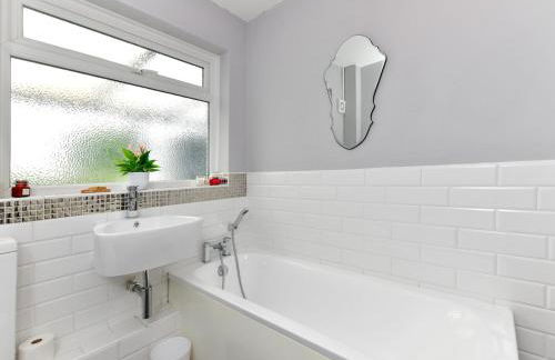 Spacious 4 Bedroom home with Parking Garden - Pass the Keys - Foto 35