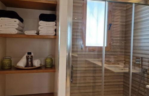 casa y piscina en un parque natural - Photo 34