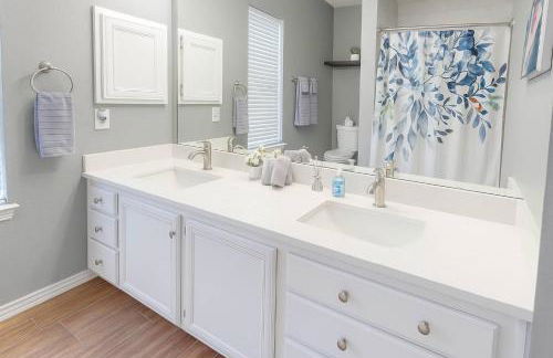 Newly updated 5BR/2.5BA w/pool sleep 16 ppl• - Photo 31