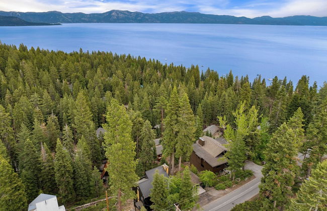 Lake View, Firepit, Game Room Remodeled Lake Tahoe Luxury Cabin by Avantstay - Foto 21